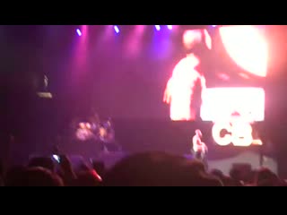 juelz santana feat. chris brown - back to the crib (concert)